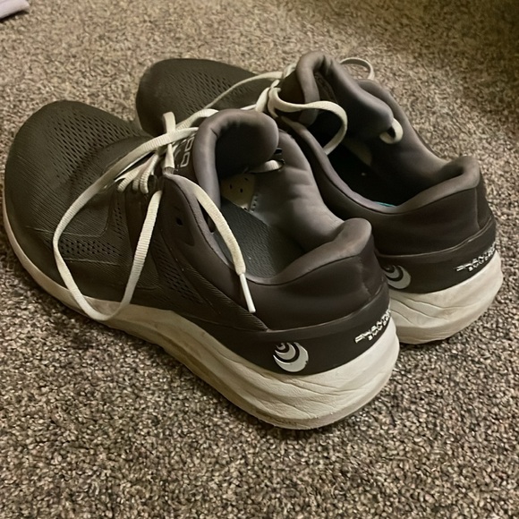 Women’s dark grey athletic shoe - Picture 2 of 5